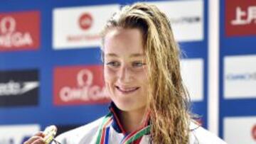 Spain's Mireia Belmonte celebrates winning her gold medal during an award ceremony for the women's 800m freestyle fastest heat at the Swimming World Cup short-course series in Tokyo on October 28, 2014. AFP PHOTO / KAZUHIRO NOGI