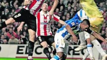 <b>LETAL. </b>Fernando Llorente, que fue el mejor jugador del partido, intenta batir a Goitia.