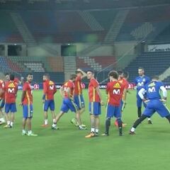 España pisó el césped del Teddy Stadium en la previa del partido