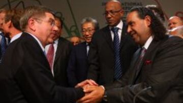 El jeque kuwaití Al-Sabah (derecha) felicita a Thomas Bach en Buenos Aires.