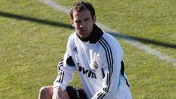 <b>NUEVA OPORTUNIDAD.</b> Christoph Metzelder, defensa central alemán del Real Madrid, no quiso dar su opinión sobre la destitución de su compatriota Bernd Schuster como entrenador del equipo, y afirmó que la llegada de Juande al banquillo madridista supone para él una "oportunidad para empezar" de nuevo.