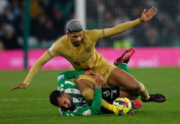 Jugada aparatosa entre el defensa uruguayo del Barcelona, Ronald Araujo, y el delantero del Betis, Borja Iglesias.