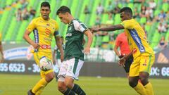 Juan Dinenno ante la marca de un rival durante el partido entre Deportivo Cali y Atl&eacute;tico Huila por la fecha 3 de la Liga &Aacute;guila I-2019.