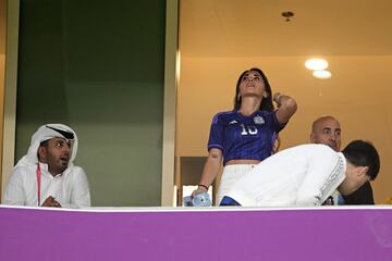 Antonella Roccuzzo, pareja sentimental de Lionel Messi, vivió el duelo de Argentina frente a Países Bajos desde el palco del Lusail Iconic Stadium. Celebró y sufrió como todos los albicelestes.