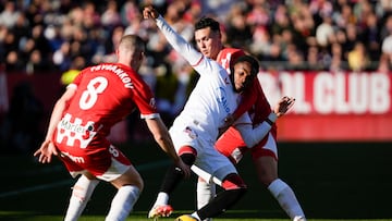 Idumbo, en el centro, ante el Girona.