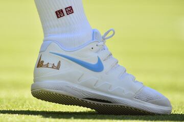 El tenista Roger Federer lleva unas deportivas personalizadas con el skyline de Londres.