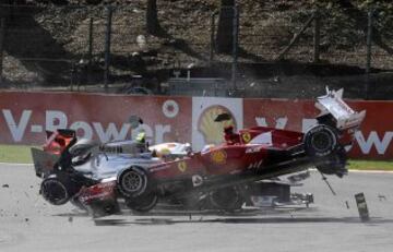 Sin duda, el accidente que nos dejó a todos sin aliento fue el que vivió en 2012 en el Gran Premio de Bélgica. En Spa, justo tras la salida, el Lotus de Romain Grosjean pasa por encima de la cabeza, literalmente, del Ferrari del asturiano. Apenas unos centímetros salvaron al piloto español.