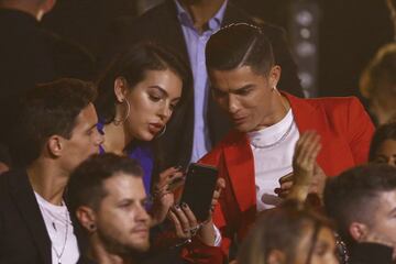 El jugador de la Juventus y su pareja acudieron a los MTV European Music Awards (EMA) en Sevilla, donde disfrutaron de la mejor música actual.