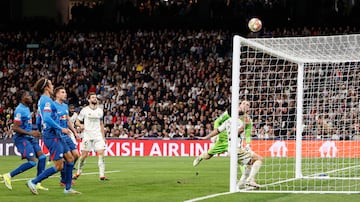 Andriy Lunin y Dani Carvajal, observan como el balón golpea en el larguero tras la vaselina, con el interior del pie derecho, de Dani Olmo en el minuto 92 de partido.