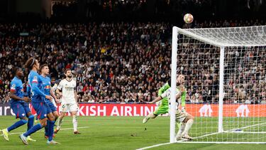 Andriy Lunin y Dani Carvajal, observan como el balón golpea en el larguero tras la vaselina, con el interior del pie derecho, de Dani Olmo en el minuto 92 de partido.
