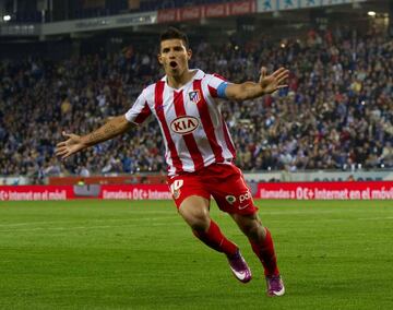 El Kun estuvo cinco temporadas en el Atlético y marcó 20 con el Atlético en competiciones europeas. El inicio de este ciclo ganador rojiblanco empezó con el equipo en el que jugó él. Formó una gran delantera junto a Forlán. Disputó 234 partidos, con 101 goles (20 en Europa). Ganó una Europa League, en la final ante el Fulham, y una Supercopa de Europa, ante el Milán. En esa final marcó un gol.