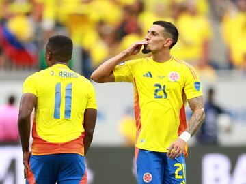Daniel Muñoz celebra luego de anotar el primer gol de Colombia en la Copa América.