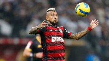 Flamengo's Chilean Arturo Vidal jumps for the ball during the Brazil Cup final first leg football match between Corinthians and Flamengo at the Neo Qu�mica Arena (Corinthians Arena) in Sao Paulo, Brazil, on October 12, 2022. (Photo by Paulo Pinto / AFP)