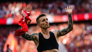 Benfica's Spanish midfielder Alex Grimaldo celebrates after scoring a goal during the Portuguese League football match between SL Benfica and CD Santa Clara at the Luz stadium in Lisbon on May 27, 2023. (Photo by CARLOS COSTA / AFP)