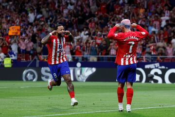 Memphis Depay y Antoine Griezmann celebran de esta manera el 2-1 del neerlandés al Granada. 