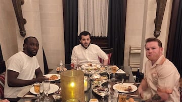 Terence Crawford y Canelo Álvarez cenando con la mesa presidida por Turki Al-Sheikh.