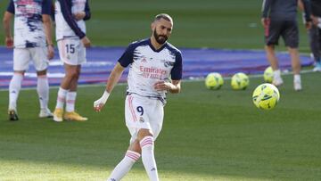 Benzema calienta sobre el c&eacute;sped del Camp Nou.