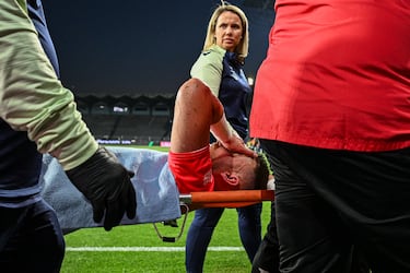 La acción entre ambos jugadores tuvo lugar durante el minuto 24 de la primera parte del duelo entre el Celta - Las Palmas. En un balón dividido, el guardameta holandés salió de su portería y Borja Iglesias, que llegaba con todo a la disputa, impactó de forma involuntaria con la rodilla en la zona del bajo vientre. Jasper Cillessen ha sido operado esta madrugada en el hospital de Vigo después de sufrir una contusión intestinal.