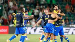 ELCHE (ALICANTE), 04/06/2023.- Los jugadores del Cádiz celebran la permanencia en Primera División, al término del partido de LaLiga que Elche CF y Cádiz CF han disputado este domingo en el estadio Martínez Valero. EFE/Manuel Lorenzo
