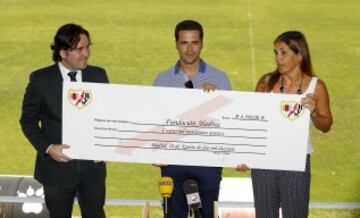 Martín Presa junto a Matías Torres y Belén de Lis de la Fundación Aladina.