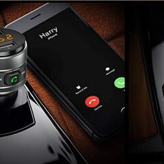 Este transmisor FM convierte el radio del carro en un manos libres para el celular