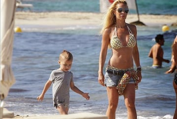 Se le ha podido observar en varias playas, siempre acompañada de su familia, su principal motor.