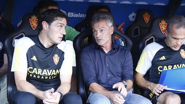 Fran Escrib¨¢ habla con Generelo en el banquillo del Zaragoza.