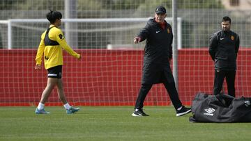 05/04/22 ENTRENAMIENTO RCD MALLORCA ENTRENADOR JAVIER AGUIRRE DIALOGANDO CON TAKE KUBO