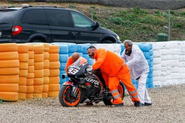 Marc M¨¢rquez sufre una dura ca¨ªda en el test de Jerez