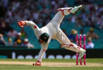 El jugador australiano de crí­quet Matthew Wade intenta parar la pelota durante el partido entre Australia y Paquistán.