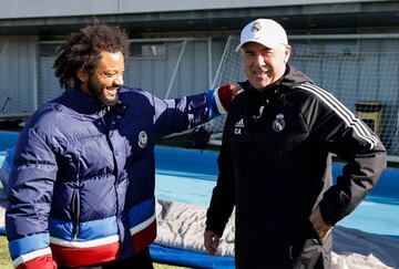 Saludo entre el entrenador de fútbol Carlo Ancelotti y Marcelo.