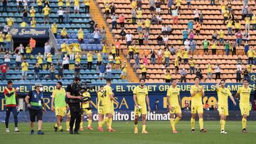 VILLAREAL, SPAIN - MAY 16: Villarreal CF players applaud the fans following the La Liga Santander match between Villarreal CF and Sevilla FC at Estadio de la Ceramica on May 16, 2021 in Villareal, Spain. Villarreal will host 5,000 fans in the stadium for