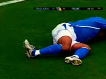 Terrible captura de la fractura de tobillo de  Edgar Andrade, del Cruz Azul.  