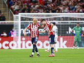 Atención al momento entre Checo Pérez y Chicharito en Guadalajara