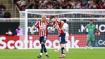 Atención al momento entre Checo Pérez y Chicharito en Guadalajara