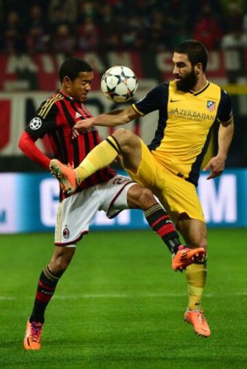 Urby Emanuelson y Arda Turan.