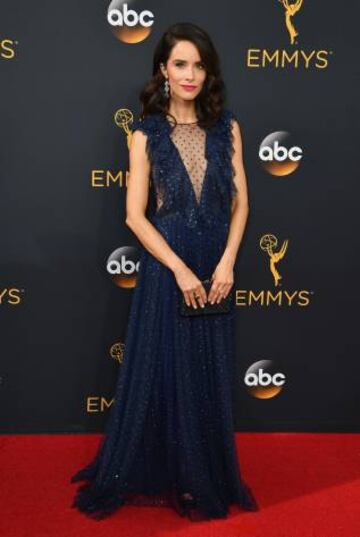 Abigail Spencer deslumbró a su llegada al Microsoft Theater.