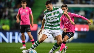 El centrocampista portugués del Sporting Joao Palhinha (L) compite con el centrocampista portugués de Tondela Tiago Dantas (R) durante el partido de fútbol de la liga portuguesa entre Sporting CP y CD Tondela en el estadio José Alvalade de Lisboa el 28 de