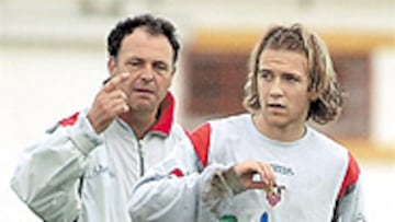 <b>ENCIMA. </b>Caparrós lleva varias semanas preparando a Diego Capel.