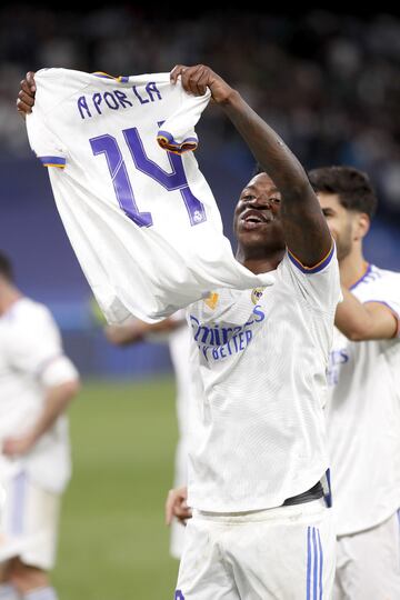 Los jugadores del Real Madrid celebran la victoria y la clasificación para la final de París. En la imagen, Vinicius Junior.