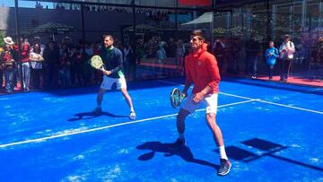 Djokovic junto a Juan Mart&iacute;n D&iacute;az en una pista de p&aacute;del.