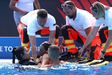 Cuando la mítica solista estadounidense, acababa su ejercicio y se detenía la música durante el mundial de Budapest, se desvaneció dentro del agua, por lo que rápidamente saltaron a la piscina la propia seleccionadora, Andrea Fuentes, vestida de calle, y un auxiliar de la competición que ha sujetado a la nadadora. 