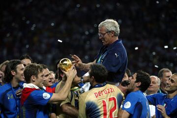 Campe車n del mundo con Italia en el Mundial 2006 celebrado en Alemania. Lippi antes de ser entrenador de 谷xito en la Juventus y seleccionador de Italia fue futbolista y jug車 de defensa desarrollando la mayor赤a de su carrera en la Sampdoria. En la actualidad es el seleccionador de China.