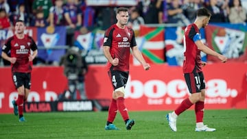Los jugadores del Mirandés celebran la victoria ante el Eibar.