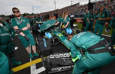 Los mecánicos trabajando en el monoplaza de Fernando Alonso.
