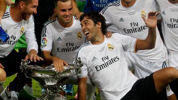 Raúl celebra con los jugadores del Real Madrid el Trofeo Bernabéu de 2013.