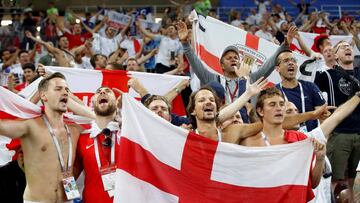 MUN62-275. MOSC&Uacute; (RUSIA), 11/07/2018.- Aficionados ingleses reaccionan tras el partido Croacia-Inglaterra, de semifinales del Mundial de F&uacute;tbol de Rusia 2018, en el Estadio Luzhnik&iacute; de Mosc&uacute;, Rusia, hoy 11 de julio de 2018. EFE