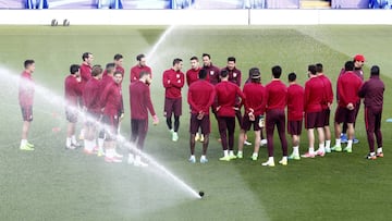 El Atlético, antes de entrenarse en el King Power.
