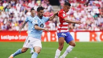 Nolito intenta arrebatarle el bala&oacute;n a Uzuni durante el partido entre el Granada y el Celta.