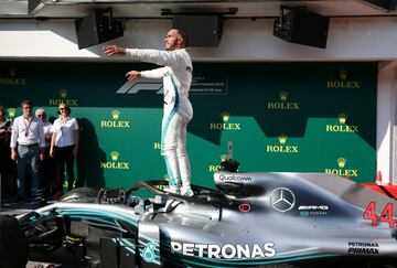 El piloto británico celebrando su victoria en Hungaroring. 